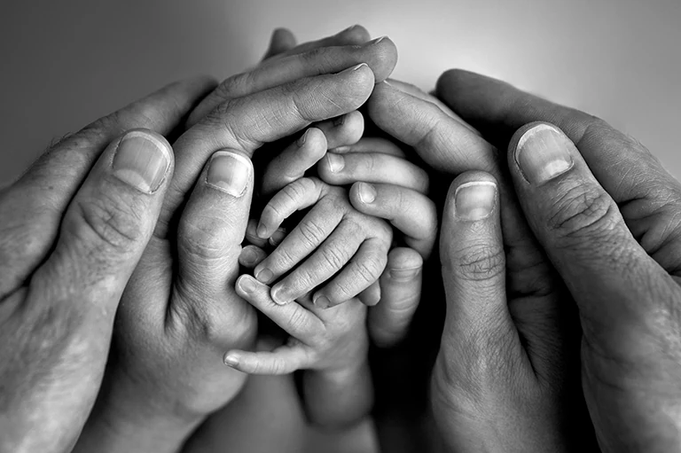 Manos de varias generaciones